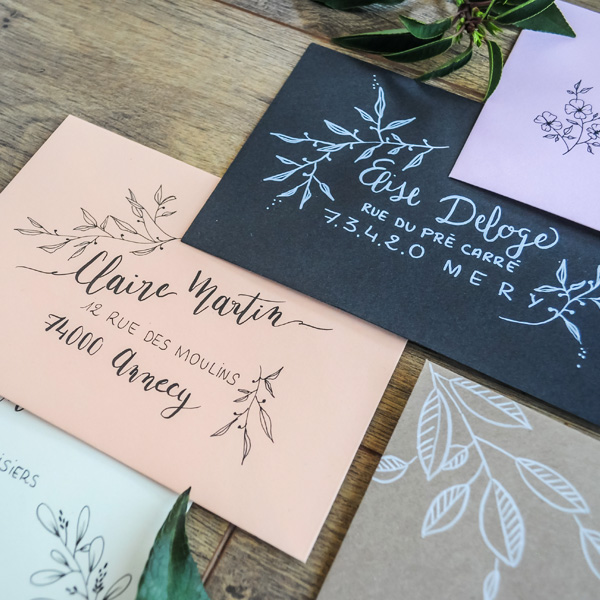 Une invitation de mariage et une enveloppe décorées avec du papier
