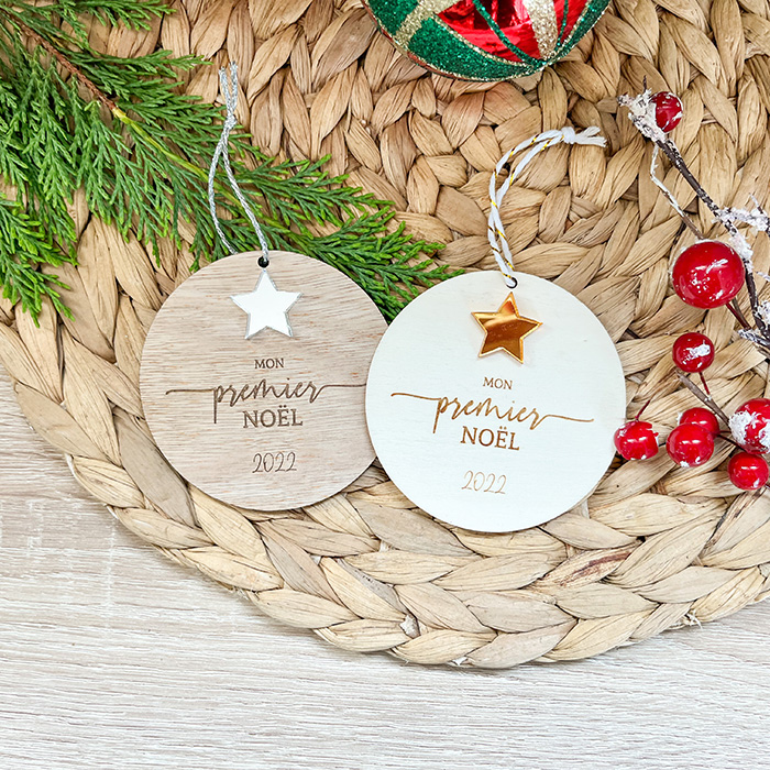 Boule de Noël prénom en bois - étoile gravée et personnalisée